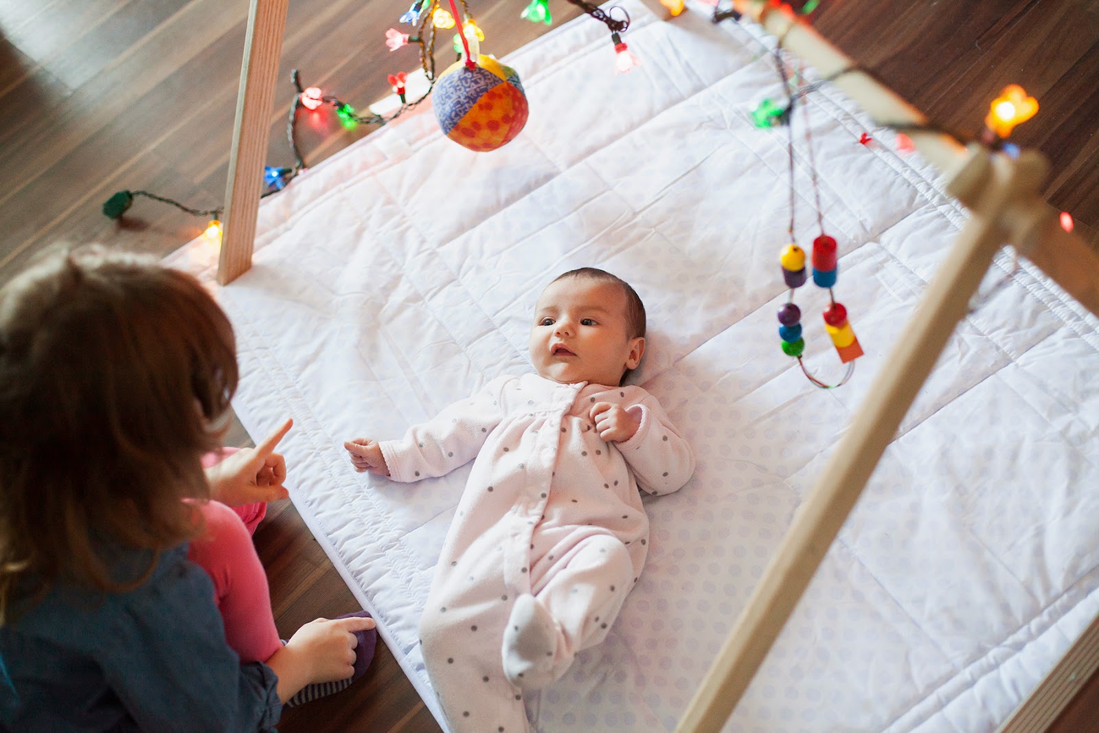 Un espace d'éveil pour bébé; premiers jeux 0-3 mois… – Cinq minutes pour  jouer – Zoé L-Sirois